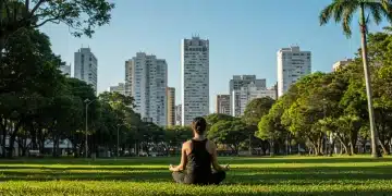 Pessoa meditando em um parque urbano, simbolizando a busca por saúde mental e bem-estar em 2026.