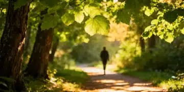 Pessoa caminhando calmamente por uma trilha verde em uma floresta, com raios de sol entre as folhas, simbolizando paz e bem-estar mental.